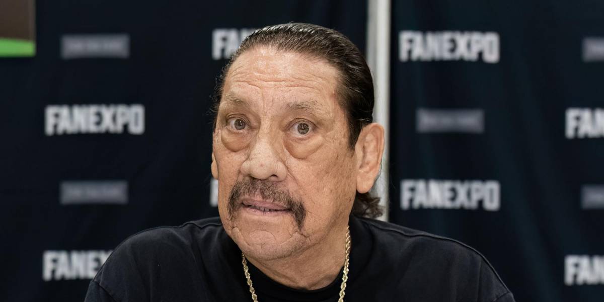 El actor Danny Trejo se fue de golpes en un desfile: sillazos, caídas y globos de agua