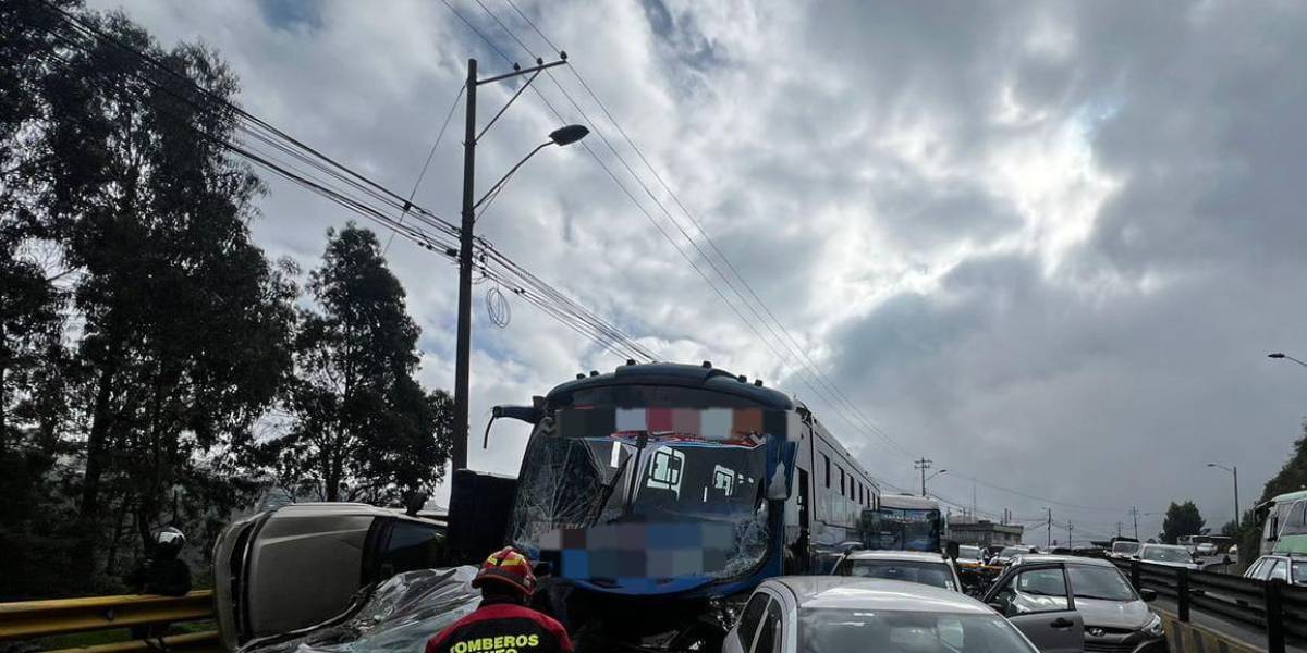 Quito: cuatro automóviles, una moto y un bus se impactaron en la autopista General Rumiñahui