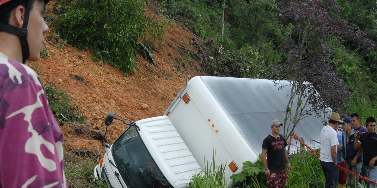 Deslave sepultó y arrasó varios vehículos en la vía Balsas-Loja