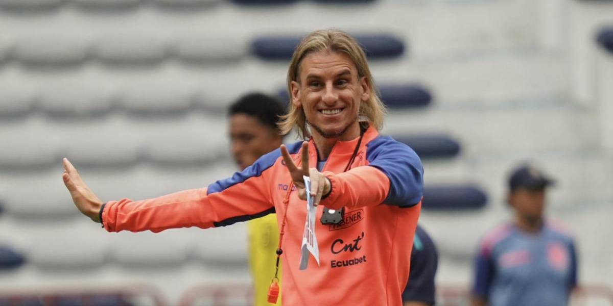 Sebastián Beccacece entrena con los sparrings en el estadio George Capwell