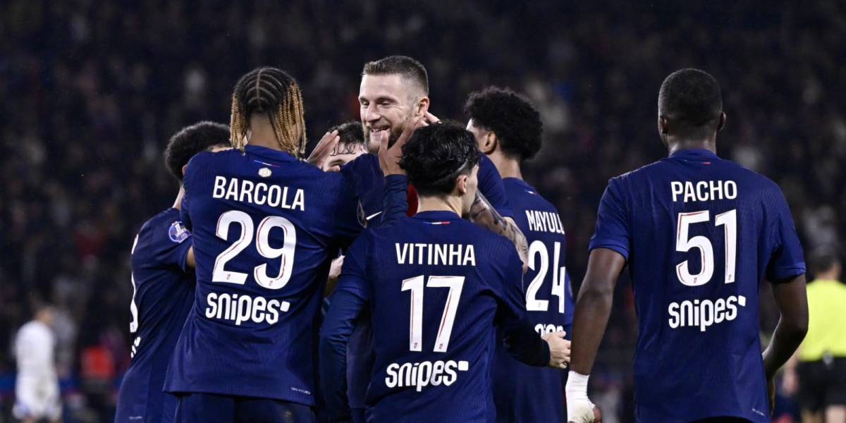 El PSG, con asistencia de Willian Pacho, derrotó al Estrasburgo y recuperó el primer lugar de la Ligue 1