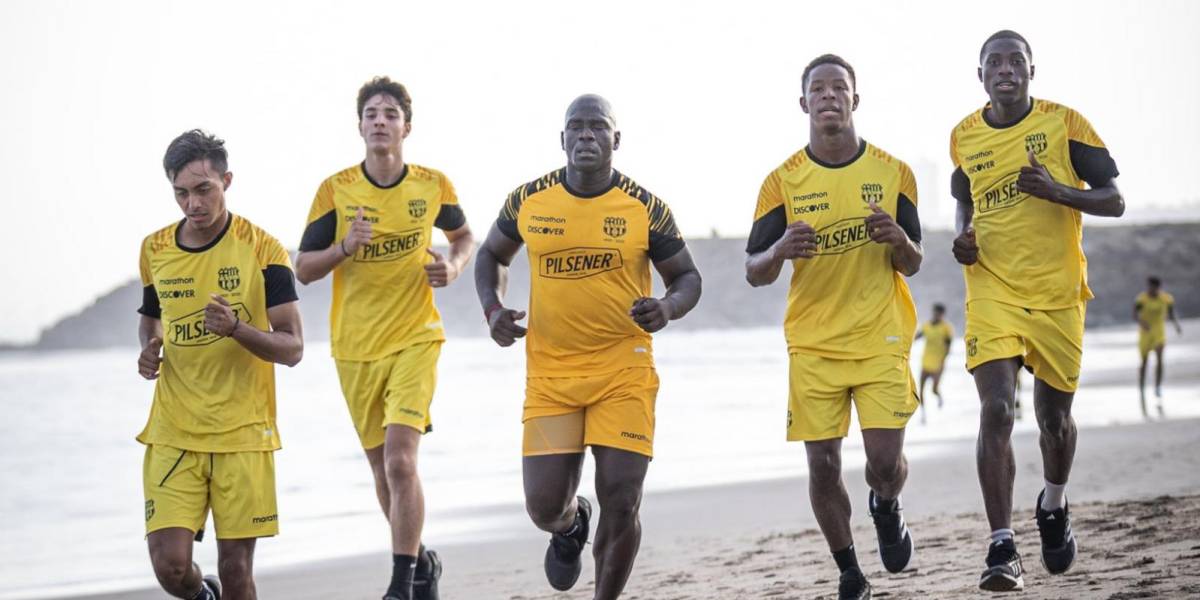 Barcelona SC entrenó en una playa de Manta como parte de la pretemporada