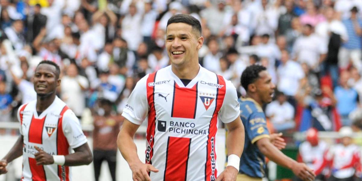 Alex Arce celebra su gol contra deportivo Cuenca