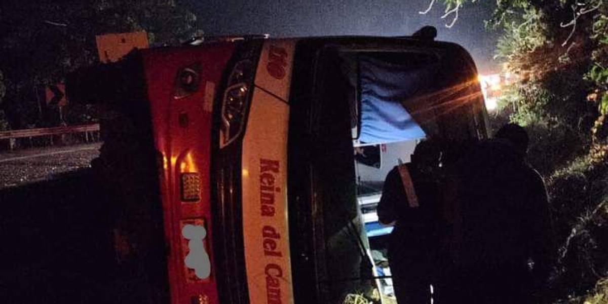 El volcamiento de un bus deja dos fallecidos y 14 heridos en Manabí