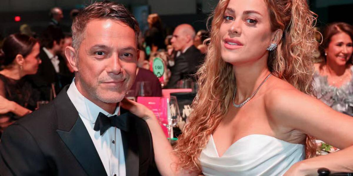 Alejandro Sanz y Candela Márquez debutan como pareja en la alfombra roja de los Latin Grammy 2024