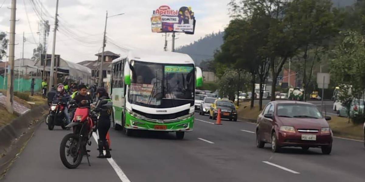 Quito | Un choque múltiple se registró en la Autopista General Rumiñahui y dejó una persona herida