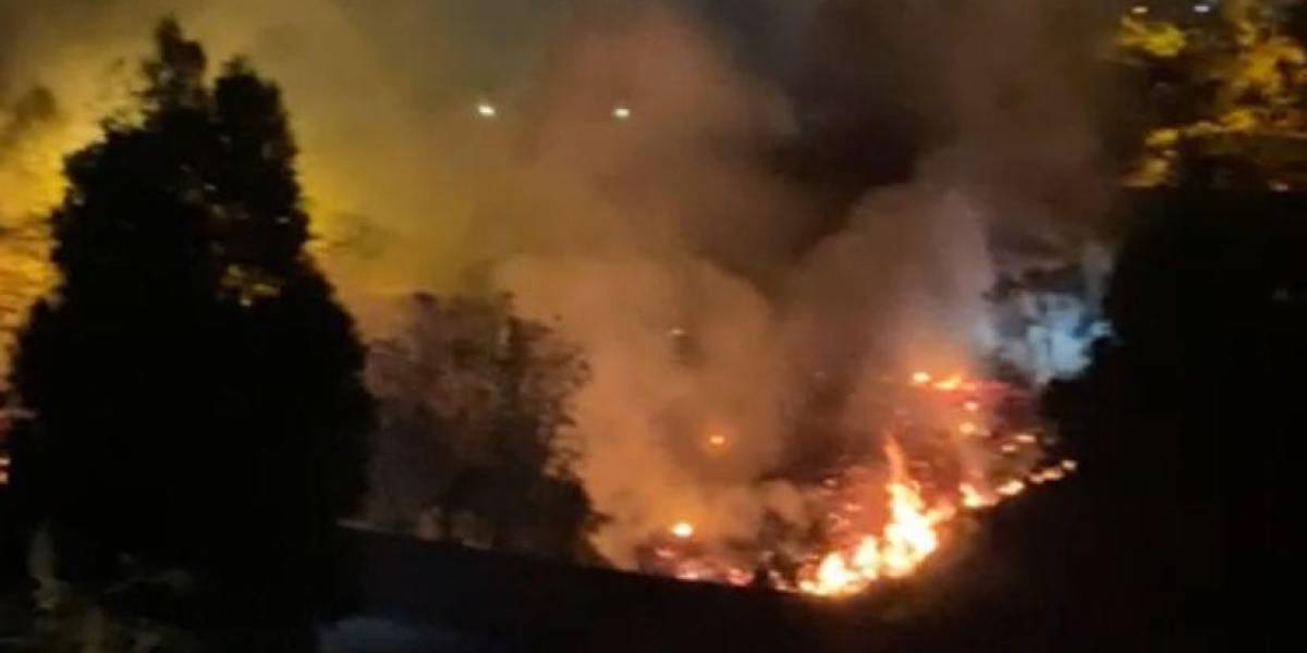 Incendios forestales Quito: el fuego en El Chaquiñán de Cumbayá está en proceso de control