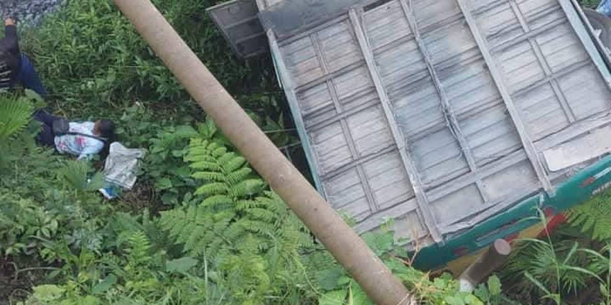 Un bus cayó 10 metros desde un puente en Orellana