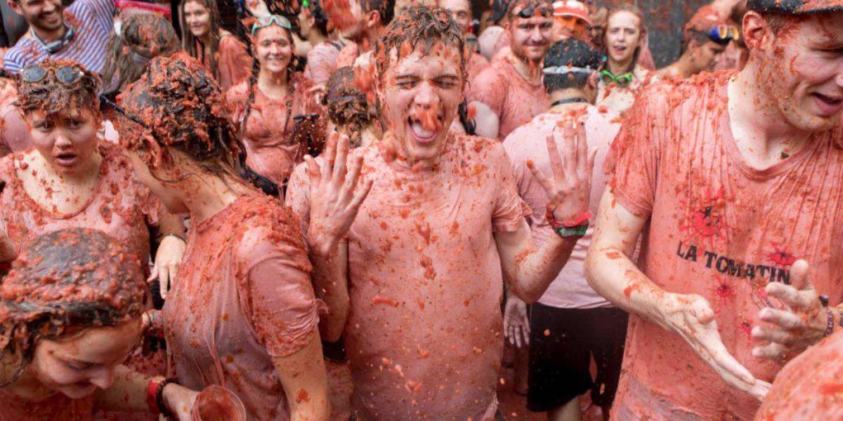 El rojo de 120 000 kilos de tomates colorea España en su Tomatina