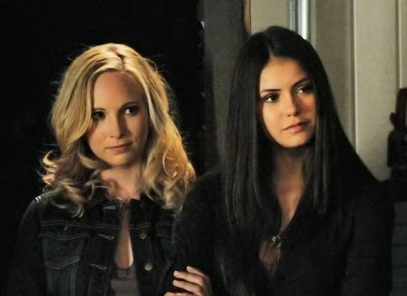 Nina Dobrev y Candice King en la serie de Vampire Diaries.