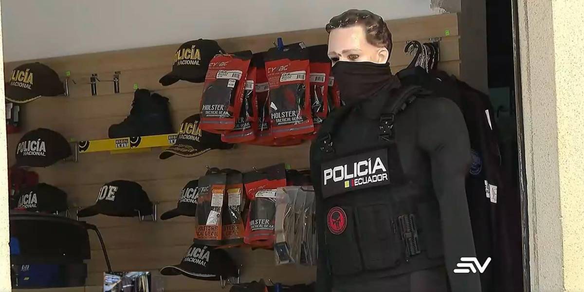 Venta de uniformes de la policía en Quito y Guayaquil.