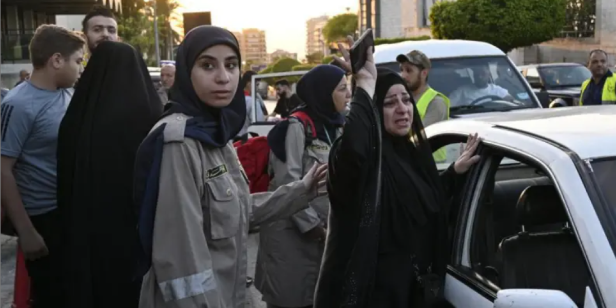 “No hay ningún lugar seguro. ¿A dónde debemos ir?”: el terror de los miles de libaneses que huyen tras el mortífero bombardeo de Israel