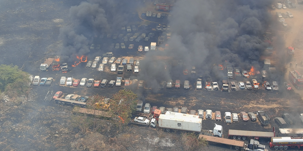 Un incendio en el Parque Samanes consumió un estacionamiento de Inmobiliar