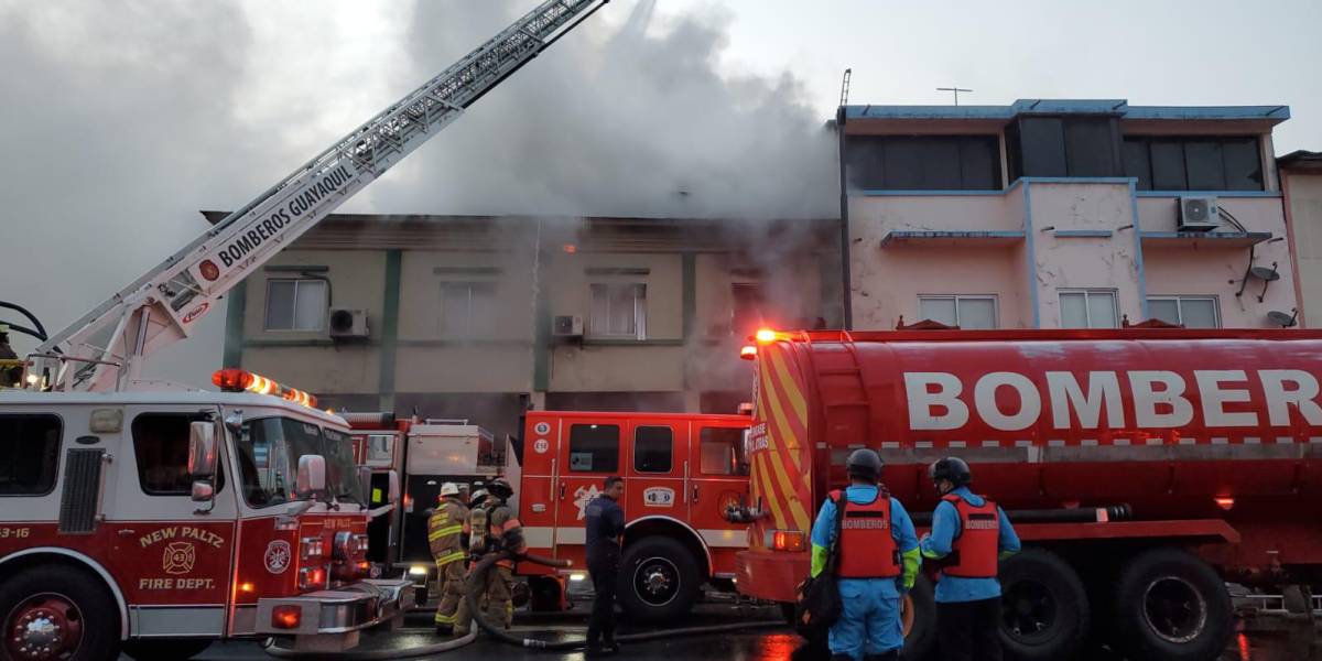 60 bomberos se movilizaron al centro de Guayaquil por un incendio estructural