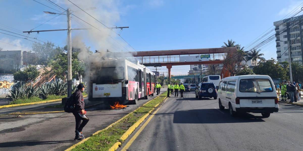 Quito: conato de incendio se produjo en un trolebús la mañana del 26 de marzo