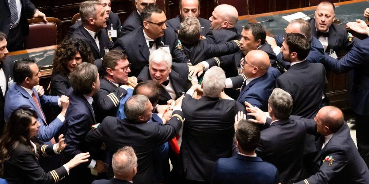 En silla de ruedas salió un diputado italiano tras una pelea en el Parlamento