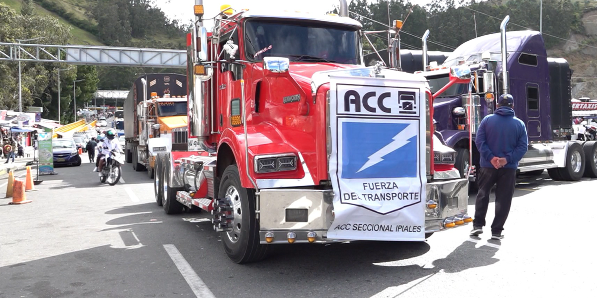 Un gremio de camioneros de Colombia bloqueó el puente de Rumichaca para protestar contra la inseguridad
