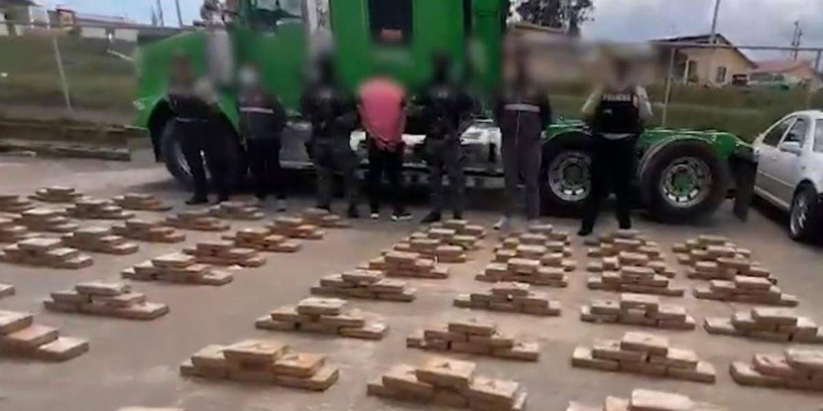 Carchi: 383 paquetes de droga se ocultaban en los tanques de combustible de un tráiler