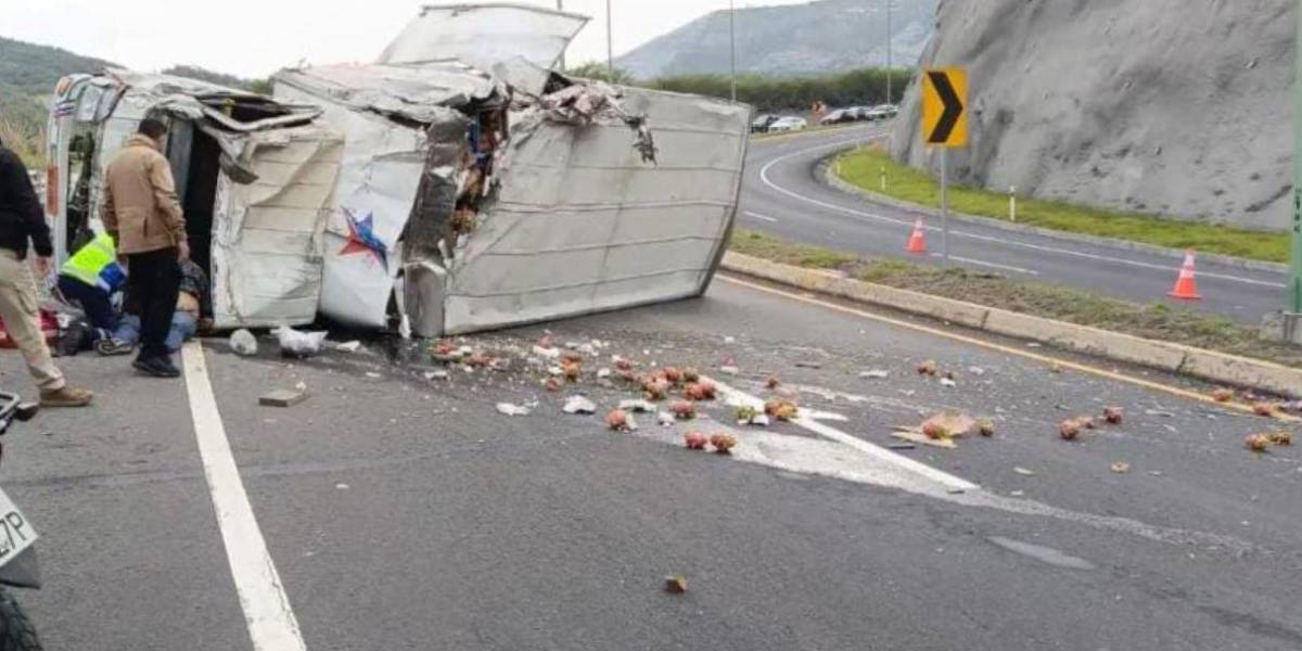 Un camión se volcó en la vía Collas-Guayllabamba y dejó al menos una persona herida