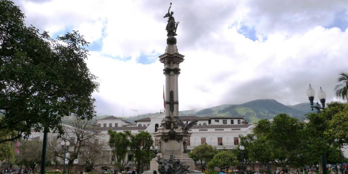 Quito: Sujetos intentaron robar una pieza del Monumento a la Independencia, en la Plaza Grande