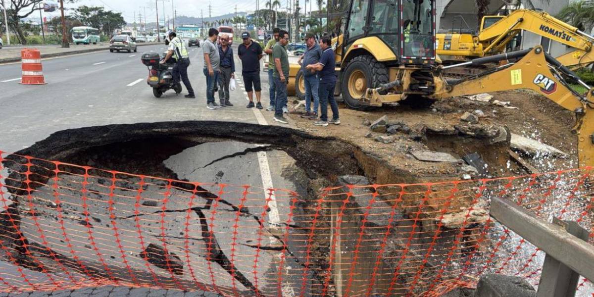 Un gran socavón se produjo en un tramo de la av. León Febres Cordero, en La Aurora, Daule