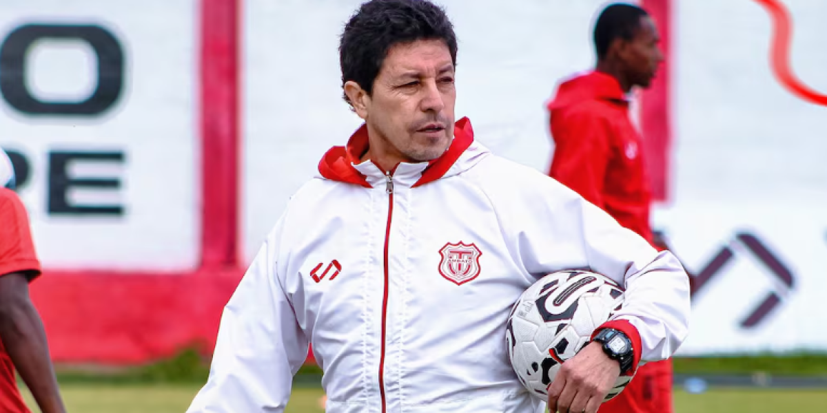 ¿Paúl Vélez dejará el cargo como DT de Técnico Universitario?