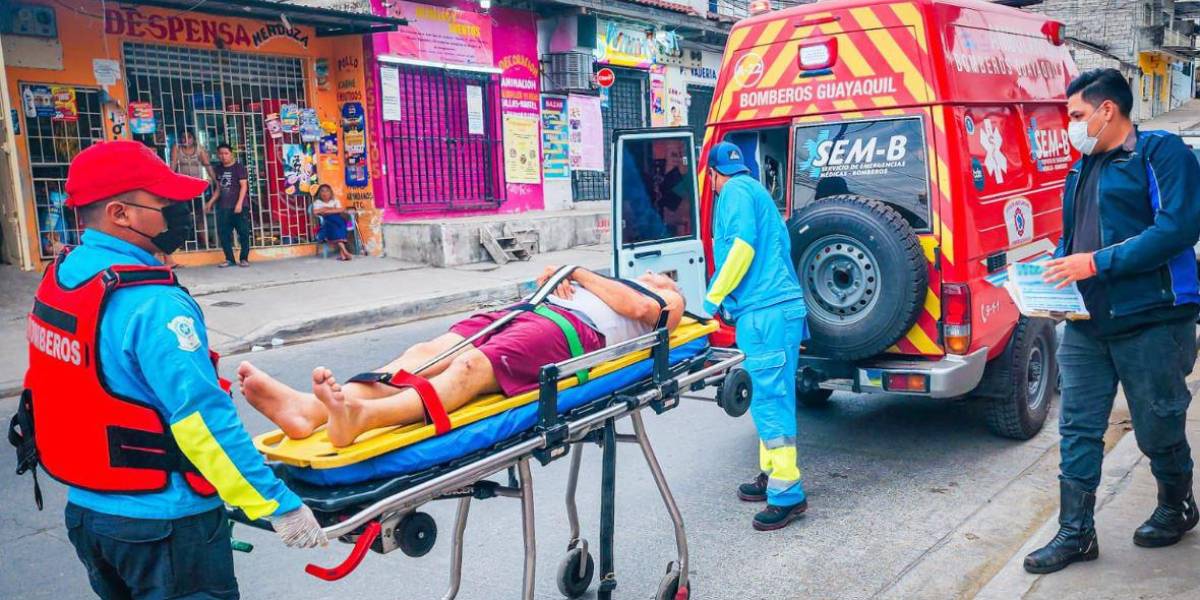 El ciudadano que fue arrastrado en el capó de un auto en Guayaquil recibe ayuda para denunciar la agresión