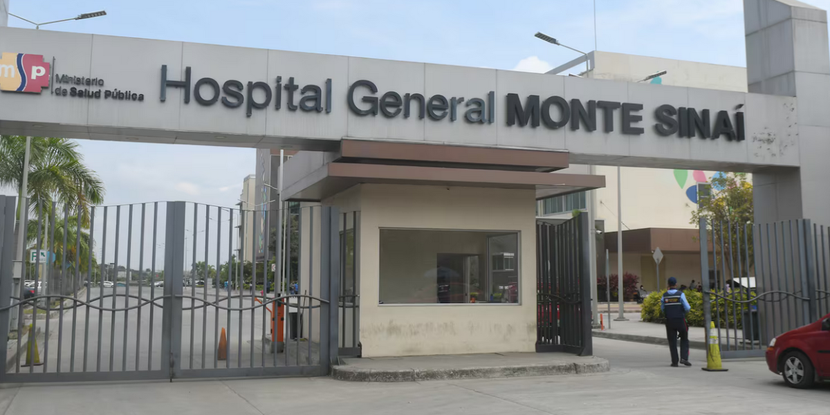 Pocos policías resguardan el Hospital Monte Sinaí en Guayaquil tras tiroteo en los exteriores