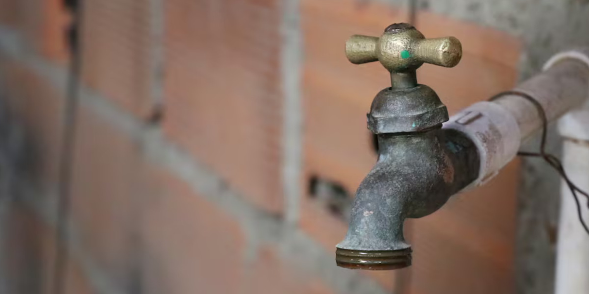 Cantones del país racionan agua por el bajo caudal en sus afluentes