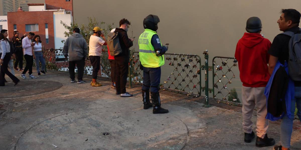 Autoridades piden a la ciudadanía permanecer en casa ante los incendios forestales en Quito