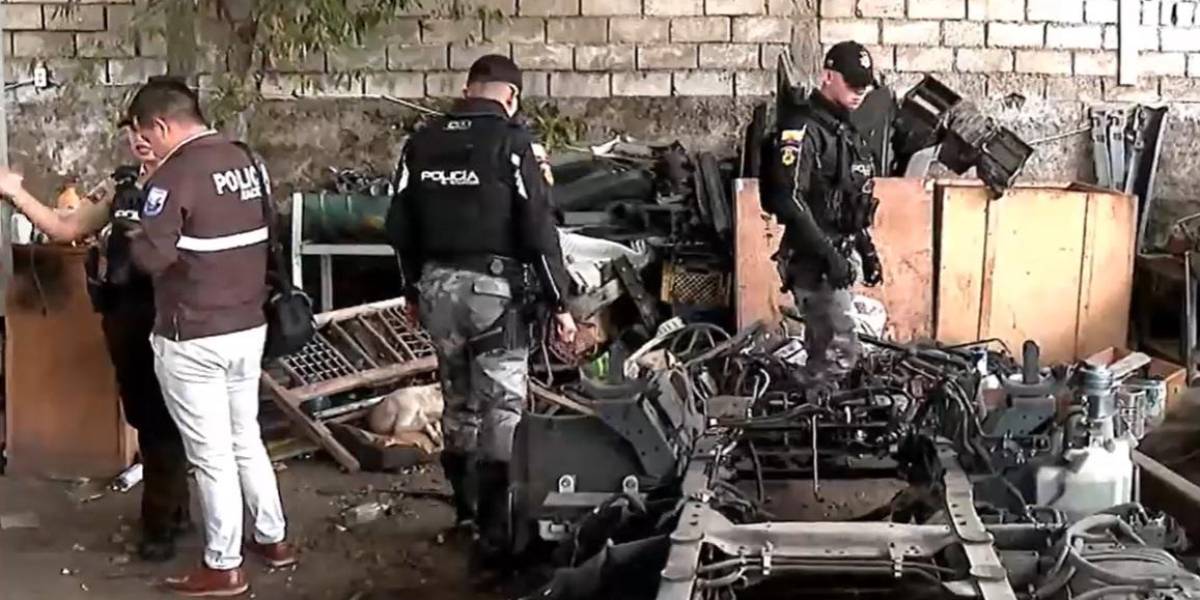 Sur de Quito: la Policía descubrió un sitio en donde se desguazaban vehículos robados