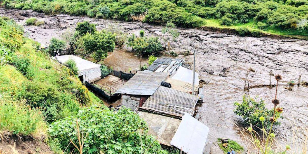 Tres ríos se desbordan en Baños, Cayambe y Quito causan daños materiales