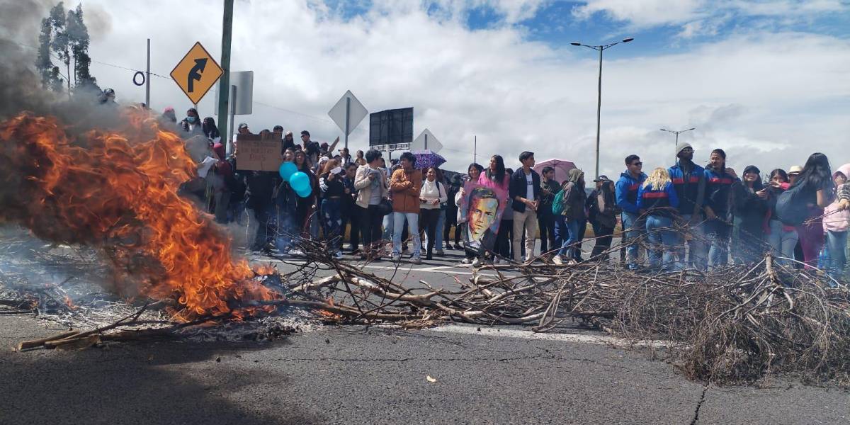 Protestas en Cotopaxi por la reducción del subsidio a las gasolinas extra y ecopaís