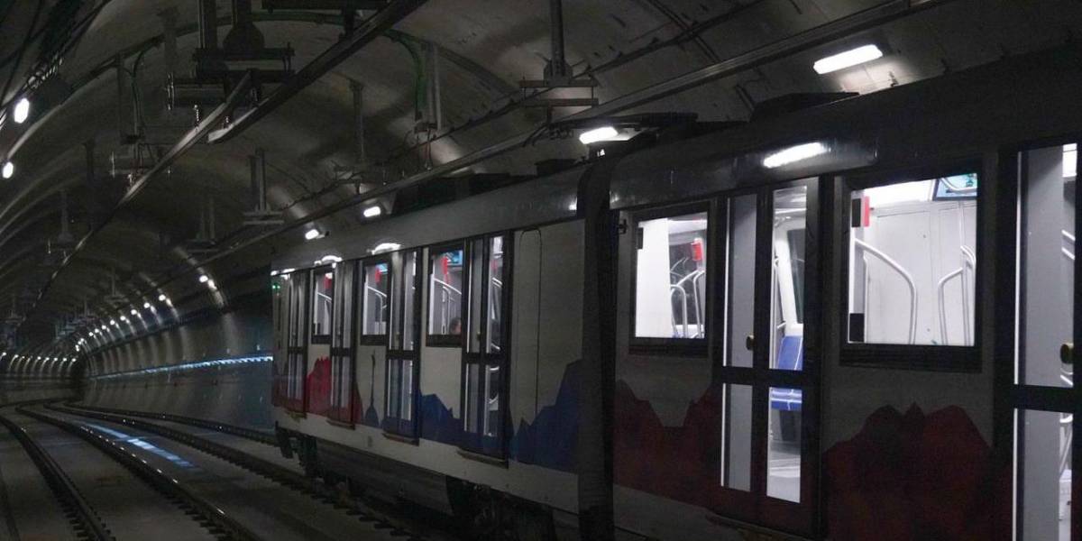 Metro de Quito presentó fallas durante el apagón; los usuarios fueron evacuados por los rieles