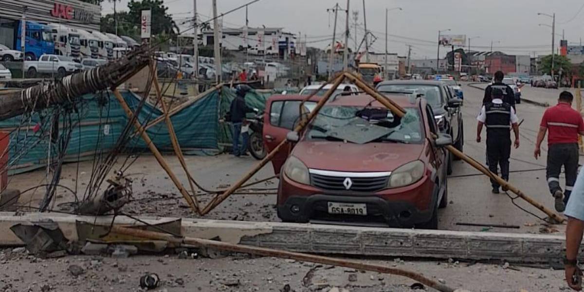 Guayaquil | Varios postes cayeron en la avenida Juan Tanca Marengo y dejan vehículos destruidos