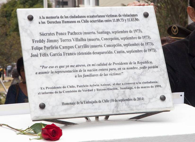 La placa para recordar a los ecuatorianos asesinados. Se instaló el 10 de septiembre de 2014 en la Plaza República de Chile, al norte de Quito.