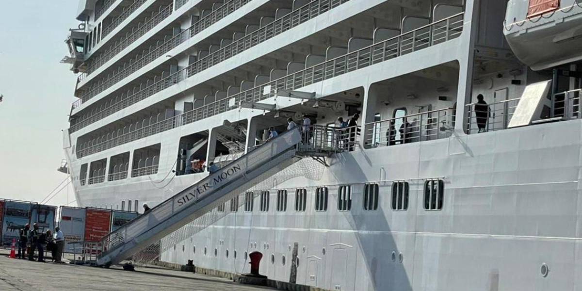 Llega a Guayaquil otro crucero con 22 pasajeros con COVID-19