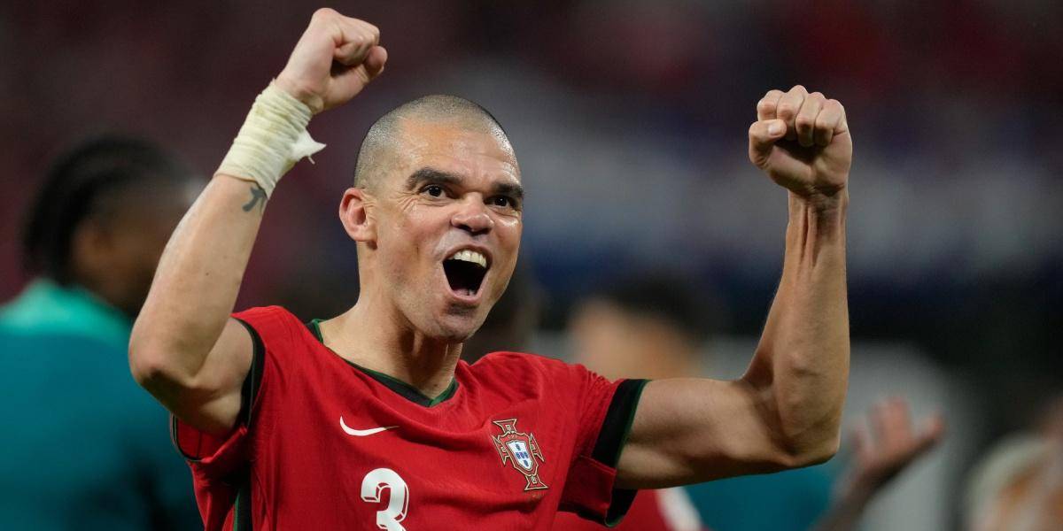 Pepe, defensa portugués, es el jugador más veterano en jugar la Eurocopa