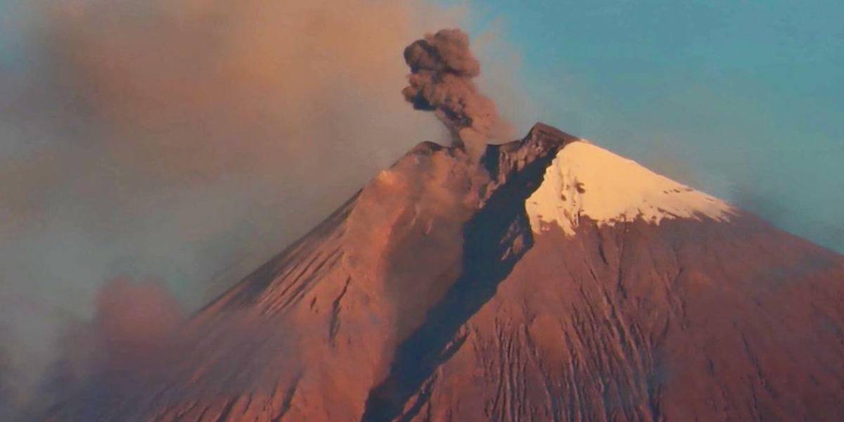 La ceniza del volcán Sangay cae este miércoles 10 de julio en cantones de Chimborazo