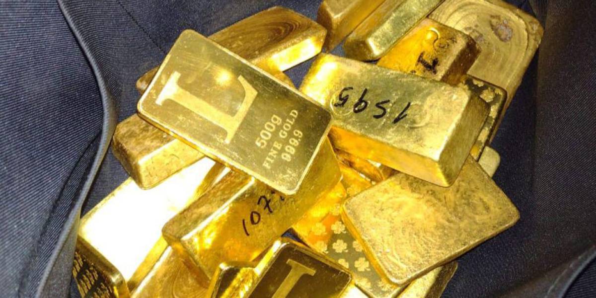 Hallan lingotes de oro, armas y dinero en efectivo en una urbanización de Samborondón