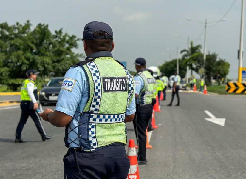 Imagen de agentes de tránsito en una vía de Durán.