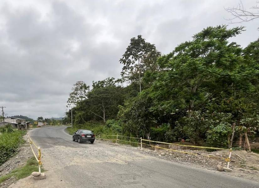 Los conductores reducían la velocidad para circular en las zonas deterioradas.