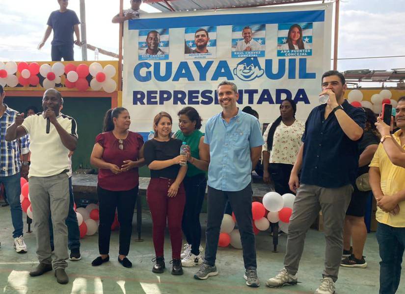 Foto de Egis Caicedo, Ana Fuentes, Raúl Chávez y Aquiles Álvarez, con una bandera de RETO atrás.