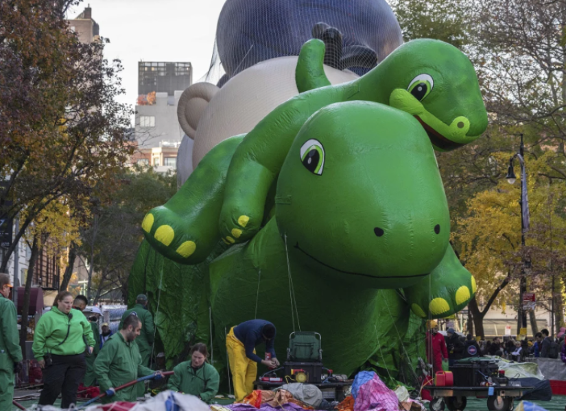 Un globo giganye de Sinclair's Dina para el Desfile de Acción de Gracias de Macy's 2024.