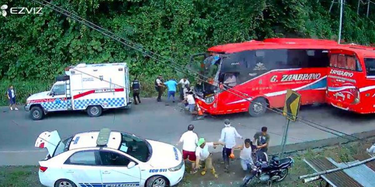 Esmeraldas: Un bus atropelló a heridos de un siniestro; hay dos fallecidos