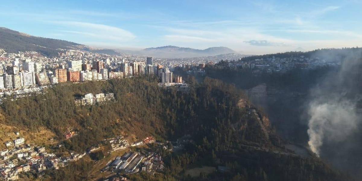 Hay cuatro incendios forestales activos en Quito este miércoles 25 de septiembre