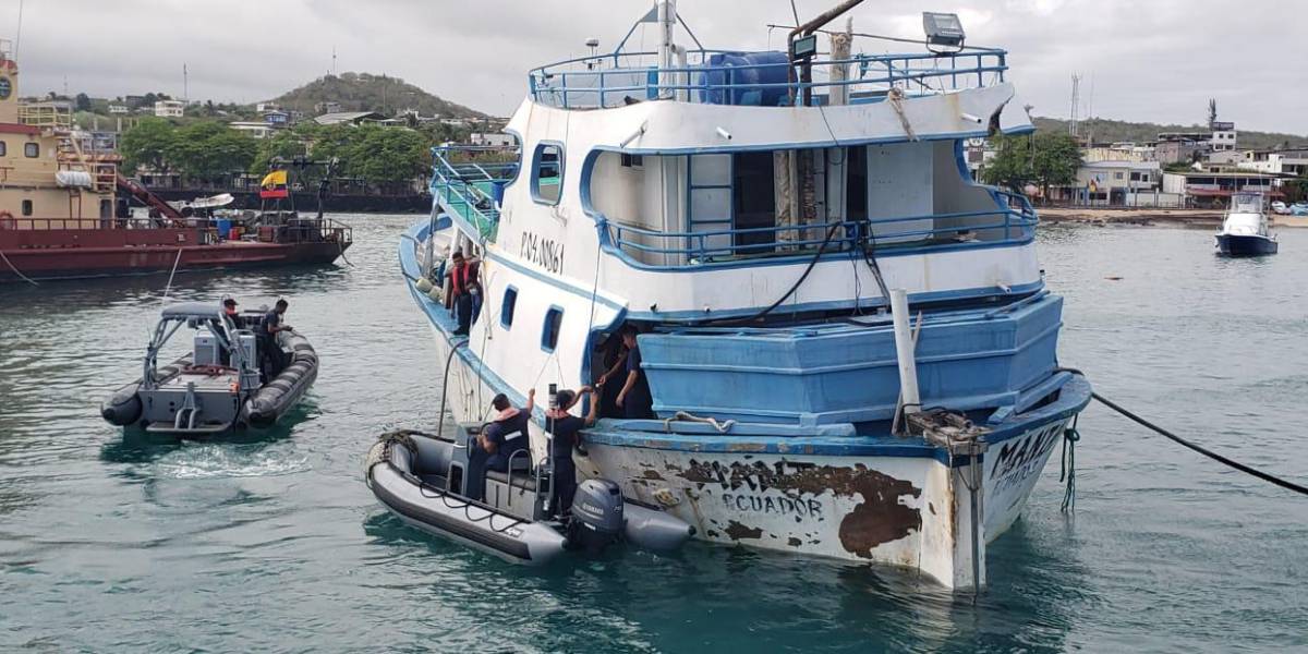Guardacostas rescatan a buque que se estaba hundiendo en Galápagos