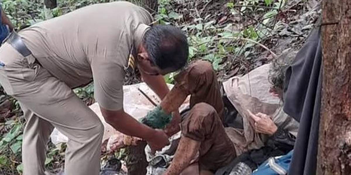 Encuentran a una mujer estadounidense encadenada y a punto de morir en un bosque de la India