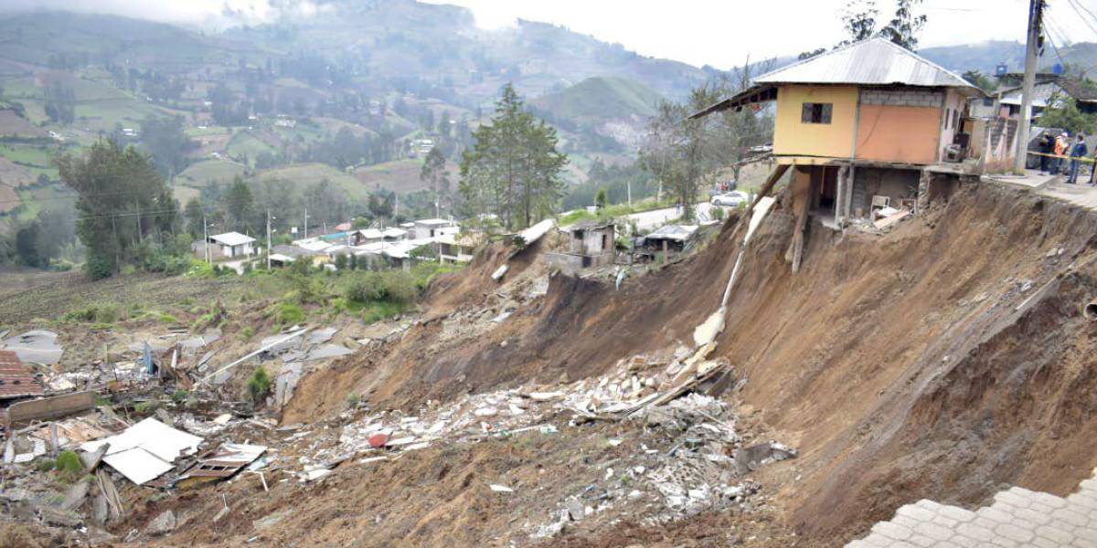 Bolívar: hundimiento de tierra en Chimbo deja una carretera y varias viviendas destruidas