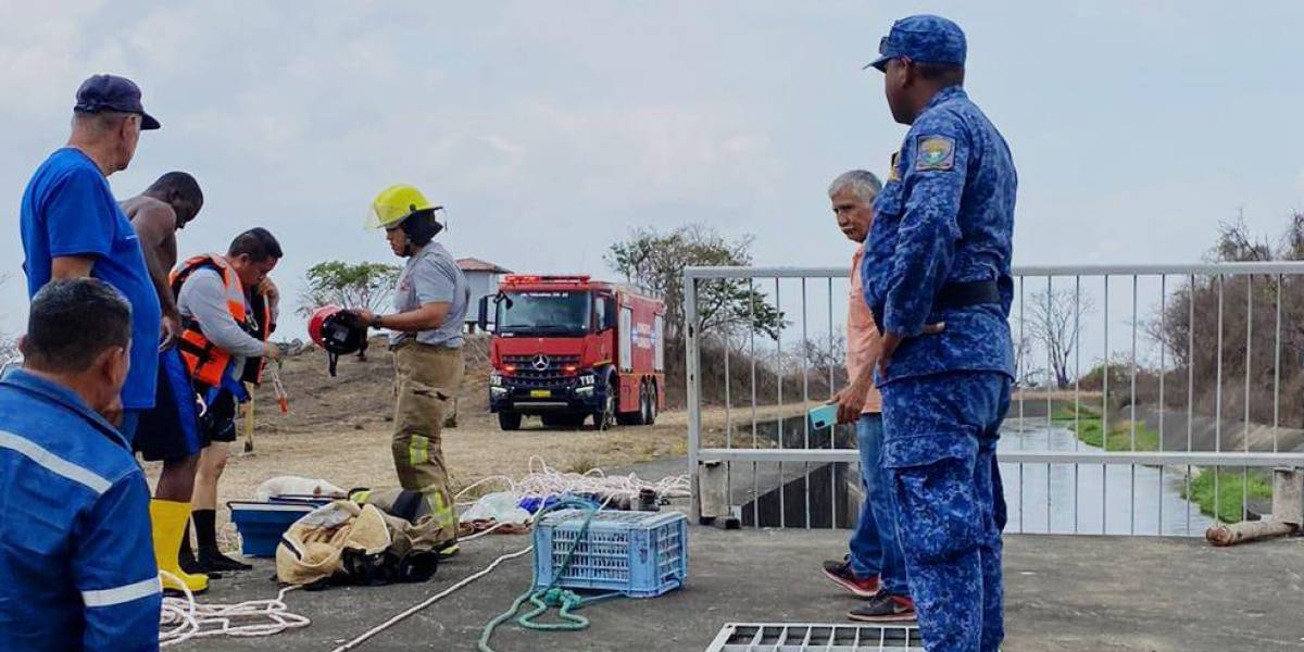 Guayaquil: Un perro fue rescatado con vida tras caer en un estanque en el noroeste